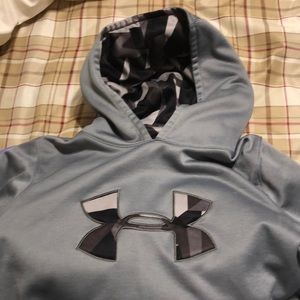 Boys under armour sweatshirt